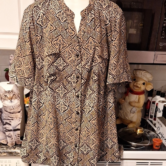 l Catherines  Geometric Print Blouse Size 4X. EUC - Picture 1 of 3